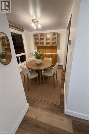 Cambridge townhouse for rent - A dining room with a round table and chairs.