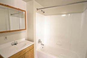 Newark apartment for rent - Bathroom
