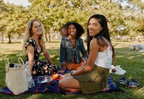 Davis apartment for rent - A group of residents enjoying a picnic