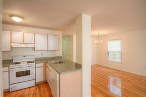 Newark apartment for rent - Kitchen area and living room