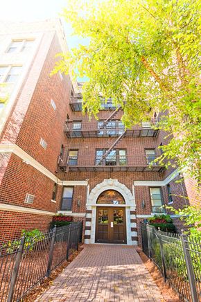 Orange apartment for rent - Exterior of building entrance