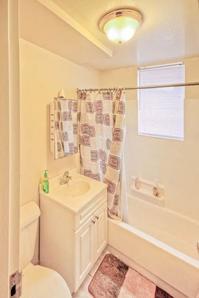 Orange apartment for rent - Bathroom with white cabinet