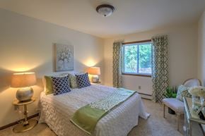 Maple Bluff apartment for rent - a bedroom with a bed and two lamps and a window