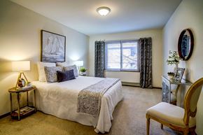 Middleton apartment for rent - a bedroom with a bed and a window