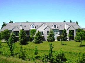 Verona apartment for rent - a large house with trees in the grass