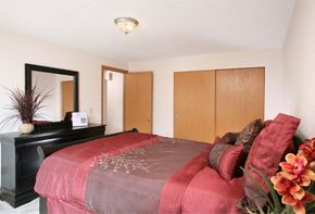 Fife apartment for rent - a bedroom with a red bed and a black dresser