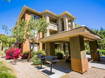 Waterford apartments outdoor picnic and bbq area