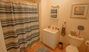 Trenton apartment for rent - Model bathroom with beige tile