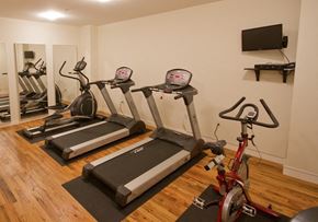 Newark apartment for rent - Gym and fitness center with treadmills, ellipticals and spin bikes