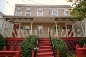 Orange apartment for rent - Exterior or building with front porch