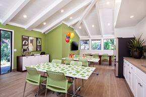 Cupertino apartment for rent - A dining room with a table and chairs.