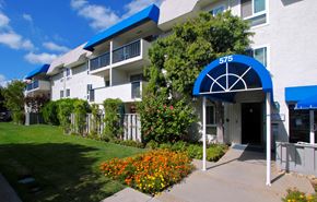Campbell apartment for rent - the front of an apartment building with a lawn and flowers
