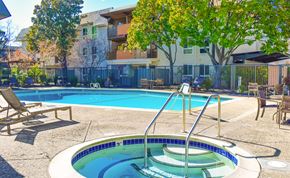 Campbell apartment for rent - A small pool with a hot tub in the middle of it.