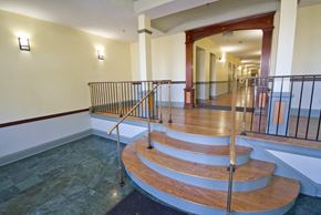 Orange apartment for rent - Stairs at entrances of building