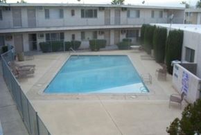 Las Vegas apartment for rent - a swimming pool in the middle of a hotel courtyard