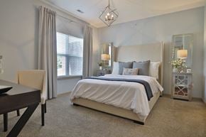 Mason townhouse for rent - a bedroom with a bed and a table and chairs