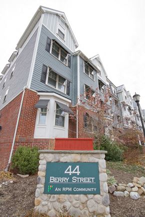 Somerset apartment for rent - Exterior of building with sign