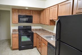 Cockeysville apartment for rent - Kitchen With Black Appliances at Cinnamon Ridge Apartments, Cockeysville, MD