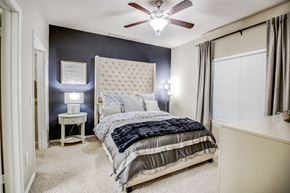 Plano apartment for rent - Spacious bedrooms with large windows for natural lighting, ceiling fan and plush carpet