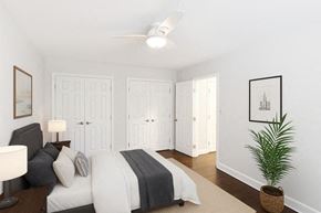 Colonia apartment for rent - A bedroom with a bed, a ceiling fan, and a plant.