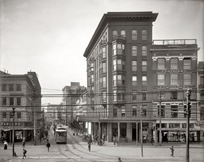 New Orleans apartment for rent - A black and white photo of a busy street in New Orleans.