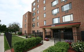 Chicago townhouse for rent - A brick building with the number 6950 on the top.