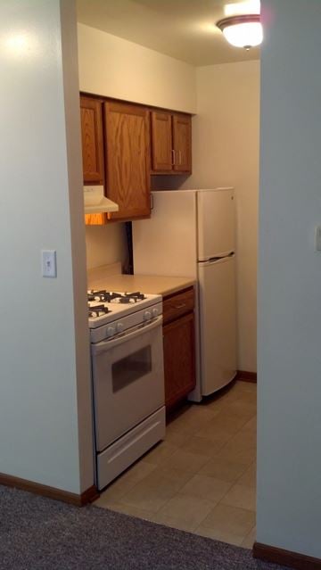 Des Moines apartment for rent - a kitchen with a stove and a refrigerator