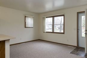 Des Moines apartment for rent - The living area in this Meredith Homes 3 bedroom apartment features great windows and a screeen door.