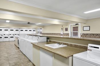 Laundry center 