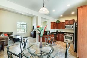 Hereford house for rent - a kitchen and dining room with a glass table and chairs