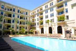 Los Angeles apartment for rent - a large swimming pool in front of an apartment building