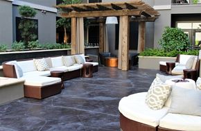 Houston apartment for rent - a lounge area with couches and tables in a courtyard