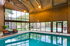 Edina apartment for rent - Indoor pool with high ceiling and lounge seating