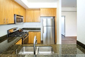 Dual-zone refrigerator & freezer