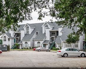 New Orleans apartment for rent - a row of houses with cars parked in front of them