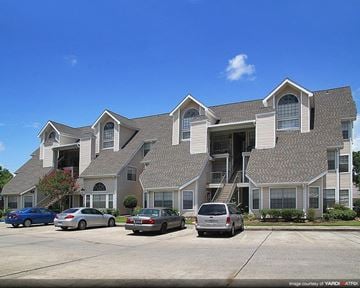 Gretna apartment for rent - a large apartment building with cars parked in front of it
