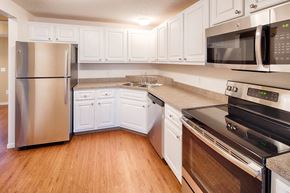 Woodbury townhouse for rent - Kitchen with hardwood floors, and stainless steel appliances