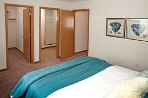 Woodbury townhouse for rent - bedroom with multiple open doors