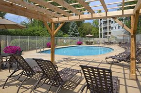 Plymouth apartment for rent - Outdoor pool with lounge chairs and sun terrace