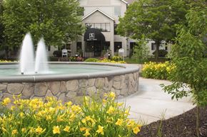 Plymouth apartment for rent - Large water fountain in front of the entrance to the apartment lobby