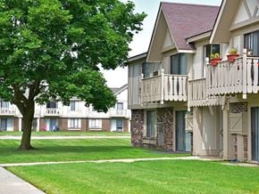 Rockford apartment for rent - Maintained Lawns at Great Oaks Apartments, Rockford, Illinois