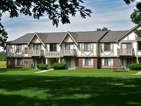 Rockford apartment for rent - Green Surroundings at Great Oaks Apartments, Rockford, IL