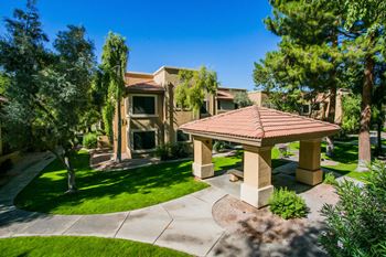 Towne square apartments bbq grills/ picnic areas