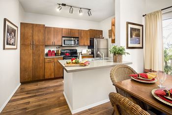 Pinnacle highland apartments dining area
