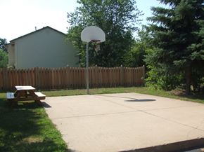 Mora apartment for rent - a backyard with a basketball hoop and a picnic table