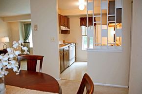 Timonium apartment for rent - Dining Area at Reflection Knoll at 5 Corners, Timonium, 21093