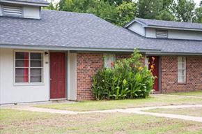 Aberdeen apartment for rent - a small brick house with a red door