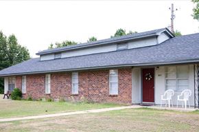 Aberdeen apartment for rent - a red brick house with two white chairs on the porch