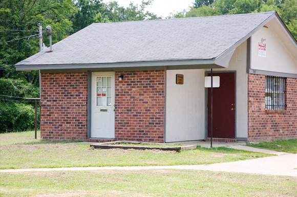 Aberdeen apartment for rent - a small brick building with a blue door