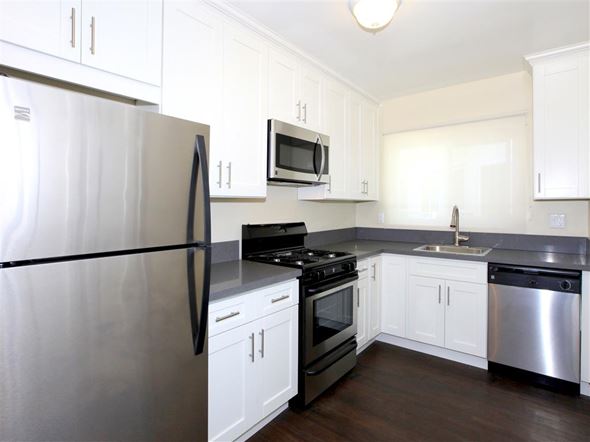 Long Beach apartment for rent - Kitchen with fridge and stove